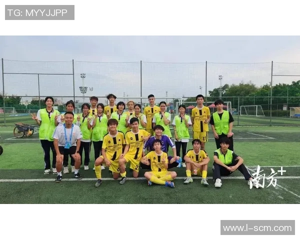 昔日绿茵场上的英雄们退役后重聚合影留念共话足球人生与荣耀回忆